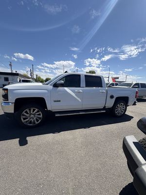 2017 Chevrolet Silverado 1500 LT Crew Cab photo 2
