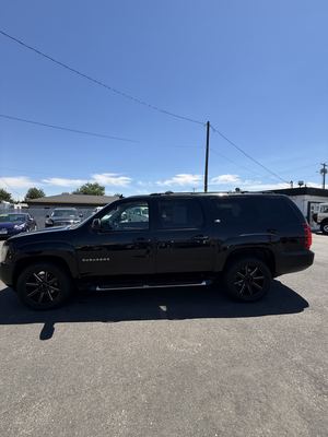 2011 Chevrolet Suburban 1500 LT 4x4 photo 2